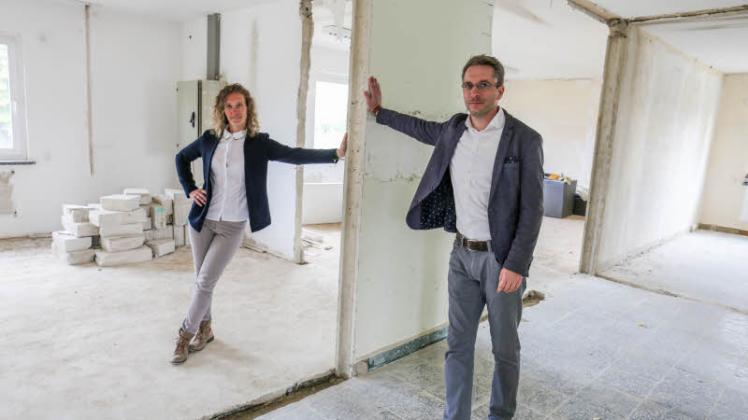 Sie sind froh, dass sie endlich loslegen können mit dem Umbau dieser Baracke zur Tagespflege „Neue Heimat“: Susanka Knoch und Bauherr Marco Block im Rohbau an der Tarnow-Straße. 