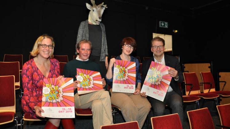Macher vor Ort: Katrin Behrens, Thomas Ott-Albrecht, Bianca Sue Henne und Lars Tietje (v. l.). Der Hirsch ist das Maskottchen des jungen Theaterfestivals „Wildwechsel“. 