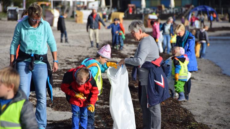 Im vergangenen Jahr suchten Schüler zum ersten Mal beim Coastal Cleanup-Day Müll am Strand.