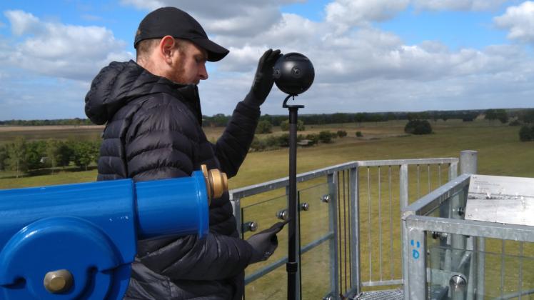 Kameramann Ernst Brandon befestigt seine Spezialkamera auf dem Grenzturm für 360 Grad Bilder.  