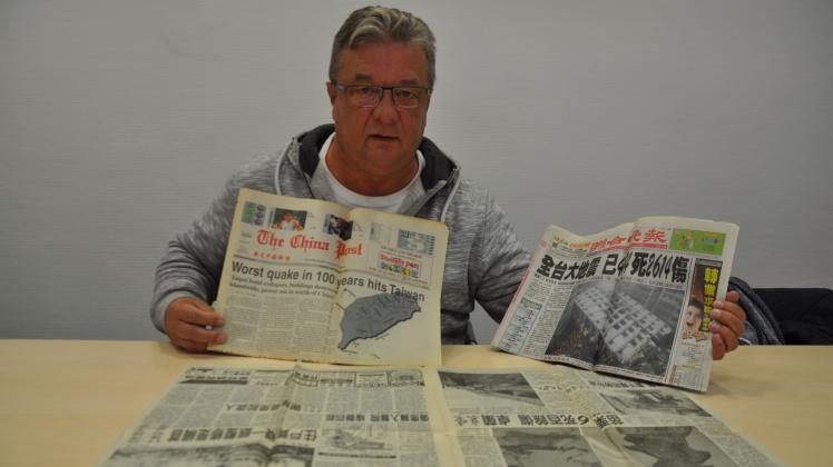  Mit Zeitungen aus Taiwan von 1999, die über das verheerende Erdbeben berichteten: Peter Müller
