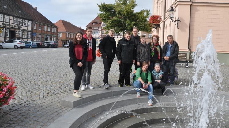 Kurzer Fotostoppauf dem Marktplatz: Einige Teilnehmer am Treffen der Jugendclubs aus Sternberg und Lütjenburg. 