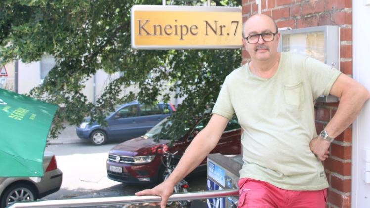 Gastwirt aus Leidenschaft: Reiner Lorenz führte einst die legendäre Busch-Bar und ist jetzt Chef der Kneipe 7. 
