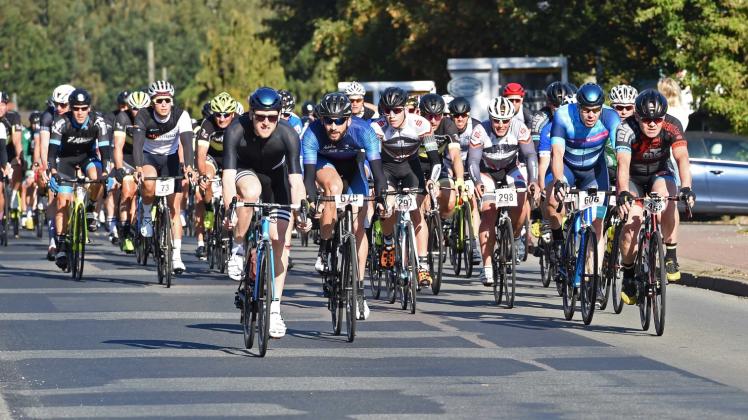 Fast 600 Sportlerinnen und Sportler fuhren beim 5. Schweriner-Jedermann-Radrennen durch die Lewitz .