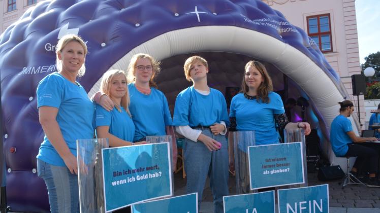Setzten vor dem Kuppelzelt der Nordkirche ein Zeichen für den Religionsunterricht: Religionslehrerin Dana Kowalzik, Cora Giertz, Lea Karmann und Charlie Jacob von der Freien Schule Güstrow sowie Religionslehrerin Dana Schubert. (v.l.) 