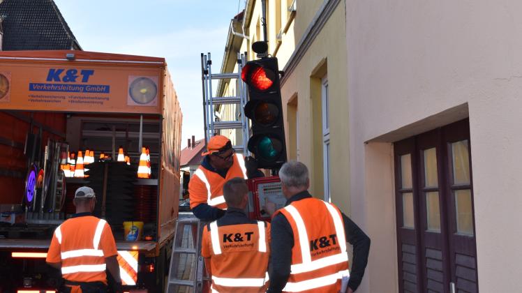 Die Baustelle wurde eingerichtet : Mitarbeiter einer Fachfirma installieren die Ampel in der Gödenstraße.  