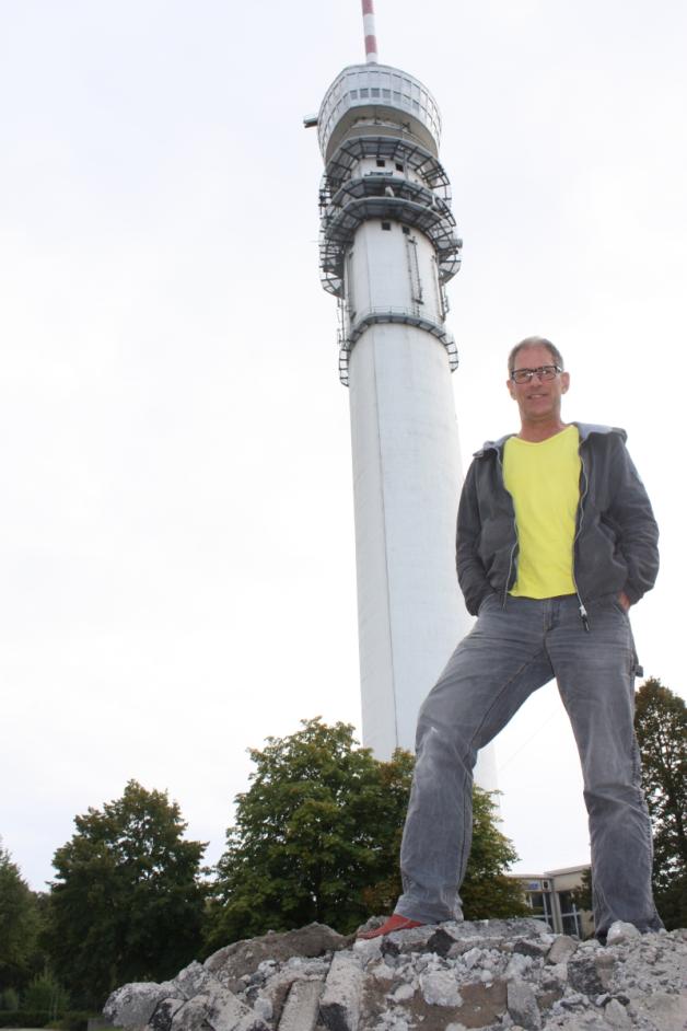Ein Mann, ein Turm, eine Idee: Filmemacher Michael Kockot bietet vom 13. bis 20. Oktober eine Sammelstelle für Dreescher Geschichten im Fernsehturm an. Ein Mann, ein Turm, eine Idee: Filmemacher Michael Kockot bietet vom 13. bis 20. Oktober eine Sammelstelle für Dreescher Geschichten im Fernsehturm an.
