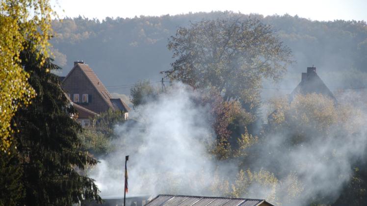 Dicke Luft trotz Brennverbots pflanzlicher Abfälle könnte es ab Oktober wieder in einigen Orten Nordwestmecklenburgs geben.