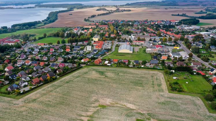 Neues Wohngebiet in Leezen: Auf dem Feld im Vordergrund sollen bis zu 37 Grundstücke für Eigenheime entstehen. 
