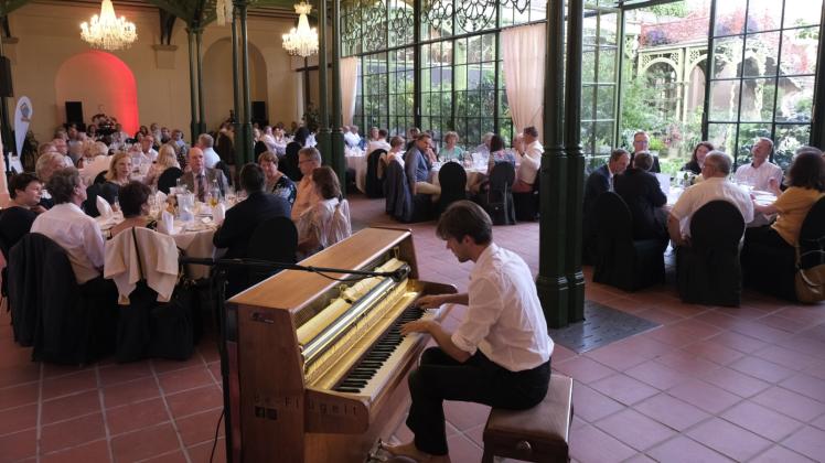 Benefizabend in der Orangerie: Beim traditionellen „Tischlein deck dich“ des Kinderschutzbundes unterhielt Julian Eilenberger am Klavier die mehr als 100 Gäste.