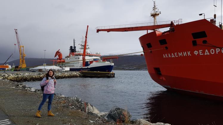 Julika Zinke aus Beeskow ist an Bord der „Akademik Fedorov“ (Schiff rechts) in die Arktis unterwegs. Flaggschiff der Expedition ist die „Polarstern“ (links im Bild), die im Eis überwintern wird. Die Aufnahme entstand vor dem Ablegen im norwegischen Tromsø.⇥