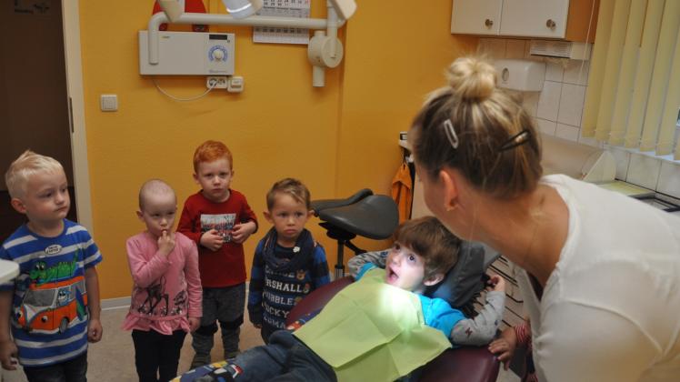 Besuch in der Zahnarztpraxis. Die Kinder dürfen auch im Behandlungsstuhl Fahrstuhl fahren. 