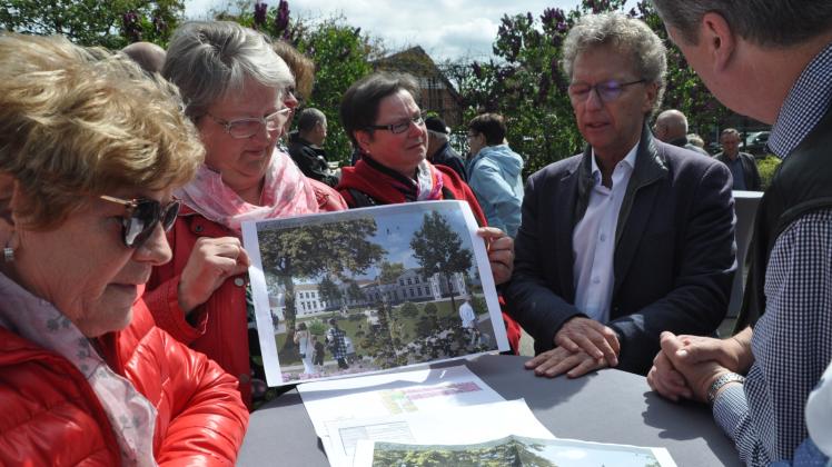 Die Pläne für das Projekt Residenz Burg Glammsee wurden bereits im Mai in Warin vorgestellt. 