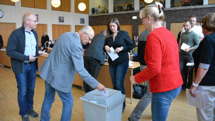 Mehrfacher Gang zur Wahlurne: Für die Wahl der Vorstandsmitglieder und des Vorsitzenden des Planungsverbandes war geheime Wahl beantragt worden. 