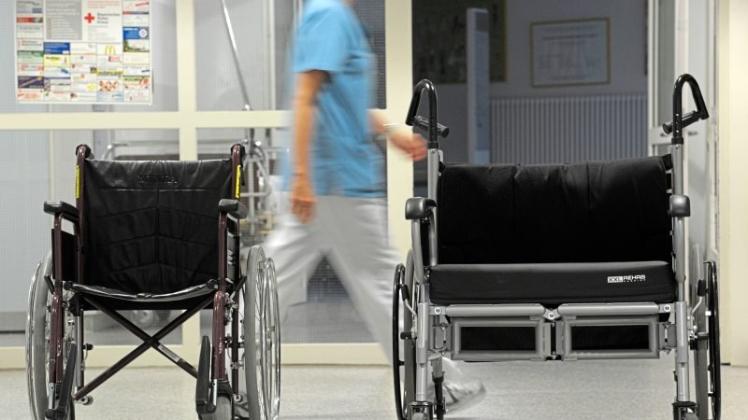 So wie hier, im Stadtkrankenhaus Schwabach, sind auch im Krankenhaus St. Raphael die Rollstühle auf schwergewichtige Patienten ausgelegt. Symbolfoto: Jan Woitas/dpa