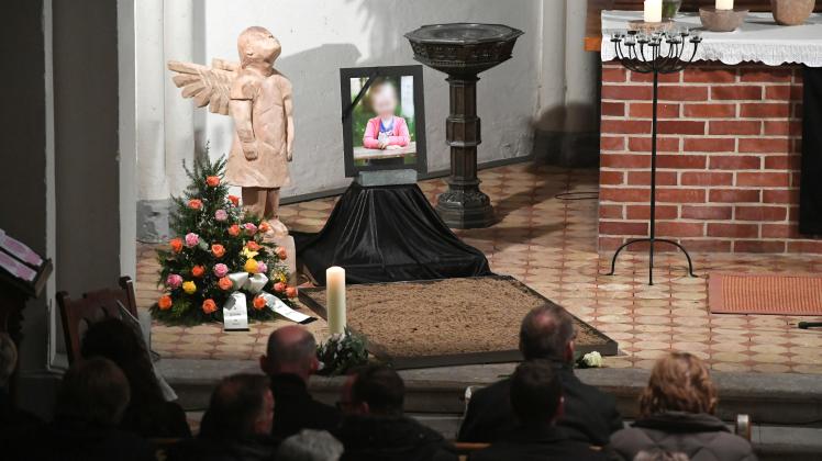 Bürger nehmen in der Christuskirche an einer Trauerfeier zum Gedenken an das sechsjährige Mädchen, das am 12.01.2019 in Torgelow getötet wurde teil.