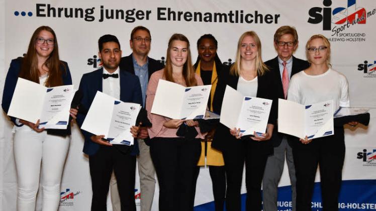 Die Geehrten aus dem Kreis Nordfriesland: Maie Neumann, Morteza Ata Mohammad, Maja-Marie Näwig, Lara Petersen und Pia Hamann (von links) mit dem Sportjugend-Vorsitzenden Matthias Hansen (3. v. li.), Landtags-Vizepräsidentin Aminata Touré und LSV-Präsident Hans-Jakob Tiessen. Es fehlt: Moritz Prahl. 