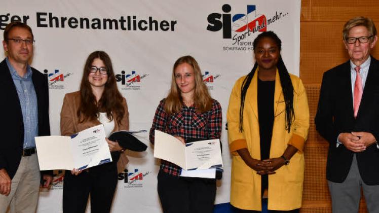 Zwei junge Neumünsteranerinnen wurden von der Sportjugend Schleswig-Holstein in Kiel ausgezeichnet: Jenny-Marie Kittelmann (Zweite von links) und Kira Hantzsch (Mitte) stellten sich mit dem sjsh-Vorsitzenden Matthias Hansen (links) sowie Aminata Touré, der Vizepräsidentin des Schleswig-Holsteinischen Landtages, und LSV-Präsident Hans-Jakob Tiessen zum Erinnerungsfoto auf.