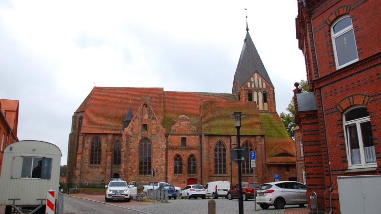 Die Nordfassade der Gadebuscher Stadtkirche mit der St.-Annen-, Lützow- und Königskapelle (v. l.).
