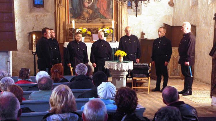 Der Ural Kosaken Chor unter der Leitung von Vladimir Kozlovsky (l.) sorgte für eine volle Kirche in Mestlin. 