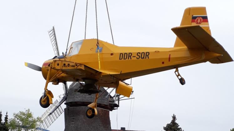 Die Stadt Wittenburg hat in den letzten Jahren gemeinsam mit dem Verein „Förderkreis Mühle Wittenburg“ alles daran gesetzt, das Flugzeug wieder auf das Gelände zu bekommen. 