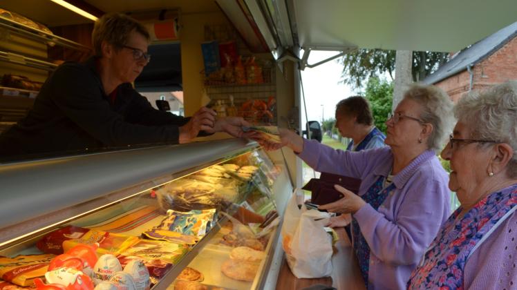 Vor allem ältere Kunden nutzen die Angebote des Verkaufwagens der Bäckerei Görlitz.