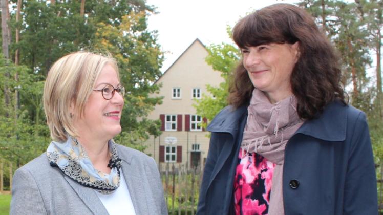 Abschied als Schulleiterin: Dr. Gisela Spangenberg (l.) übergibt an Andrea Wurz 