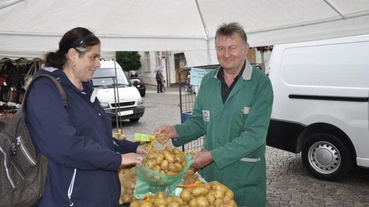 Vera Baberowski aus Birkenwerder wählt aus dem reichhaltigen Kartoffelangebot von Detlef Franke.