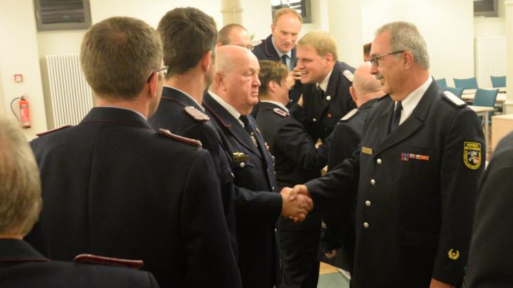Nach seiner Wahl zum neuen Vorsitzenden erhielt Heinz Hinzmann (r.) zahlreiche Glückwünsche – auch vom Klützer Helmuth Wolke, der Ehrenmitglied des Feuerwehrverbandes ist.
