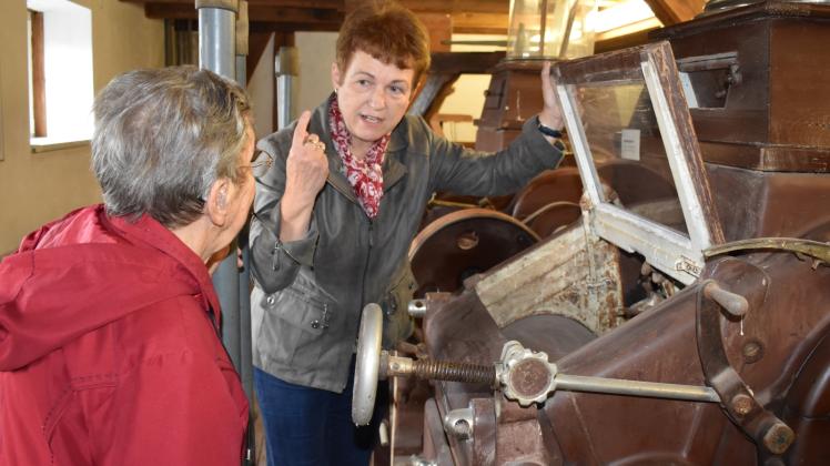 Walzstühle aus den 1950er Jahren: Ilona Paschke vom Lübzer Land gab einen Einblick in die Technik der Wassermühle.