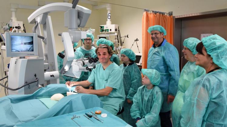 Einblick in die Arbeit eines Neurochirurgen: Dr. Oliver Heese stellte Besuchern die Instrumente vor, die bei einer Operation eingesetzt werden.  