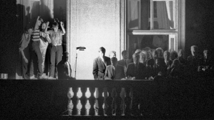 30. September 1989: Der damalige Außenminister Hans-Dietrich Genscher (unter dem Fensterkreuz rechts) verkündet den DDR-Bürgern vom Balkon aus, dass ihre Ausreise möglich ist.