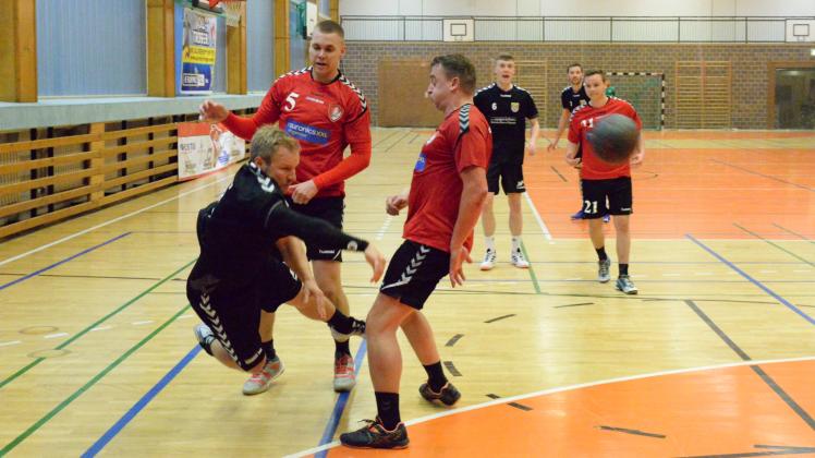 An Handball-„Action“ mangelte es in der Hagenower Otto-Ibs-Halle nicht. Hier zieht Wittenburgs Tobias Trester den Ball an Tobias Schluck (Nr. 5) und Mathias Pötzsch vorbei.