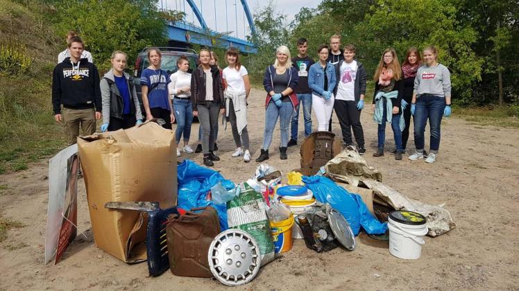 Schüler vom Oberstufenzentrum waren selbst erstaunt, wieviel Müll sie in kurzer Zeit in Elbnähe fanden.