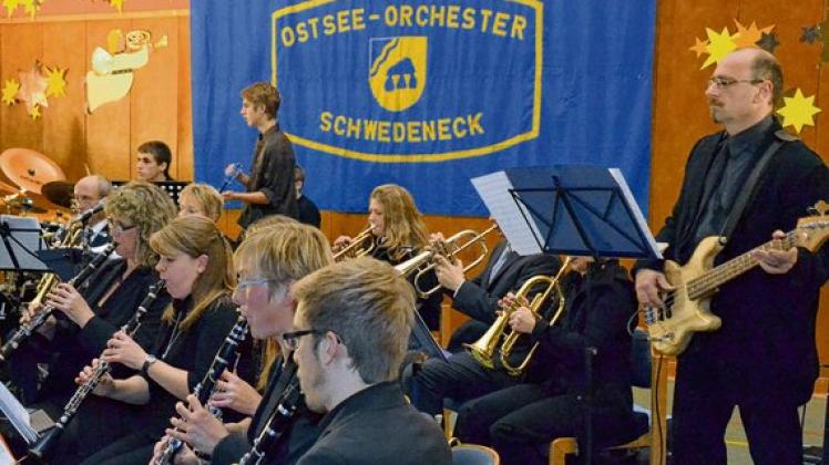 Das Ostsee-Orchester begeisterte mit seinem Programm, das für jeden Geschmack etwas bot. Foto: karkossa-schwarz