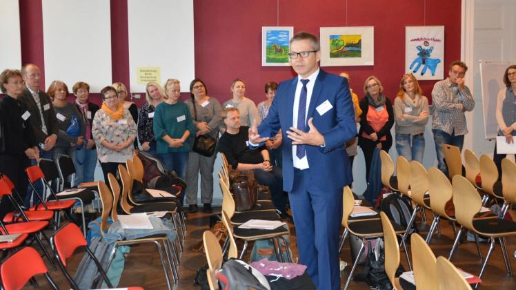 Alle Augen auf einen Mann: Publizist Winfried Kösters bei einem Experiment im Saal des Zebef. Alle Augen auf einen Mann: Publizist Winfried Kösters bei einem Experiment im Saal des Zebef.