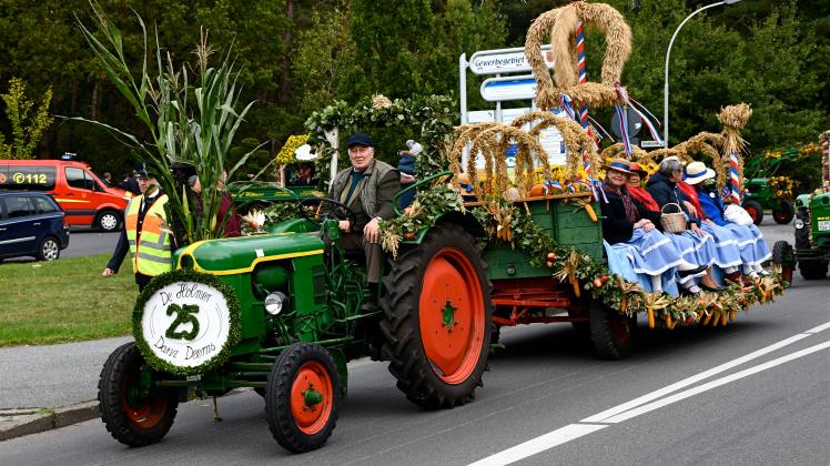 Holmer feiern mit großem Umzug durch das Dorf Ex-Bürgermeister von Holm, Walter Rißler zog die Holmer Danz Deerns, die seit 25 Jahren dabei sind, mit seinem Trecker durch das Dorf.JPG