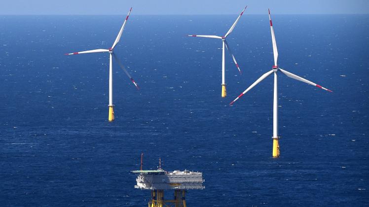 Ein Umspannwerk und Windräder stehen in der Nordsee rund 43 Seemeilen (70 Kilometer) westlich der Insel Sylt.