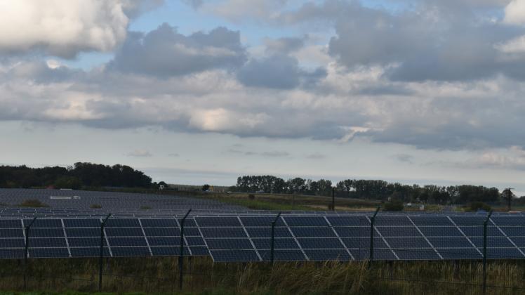 Landbesitzer setzen oft statt auf Ackerbau und Viehzucht vermehrt auf den Einsatz von Solarkollektoren auf ihrem Land.