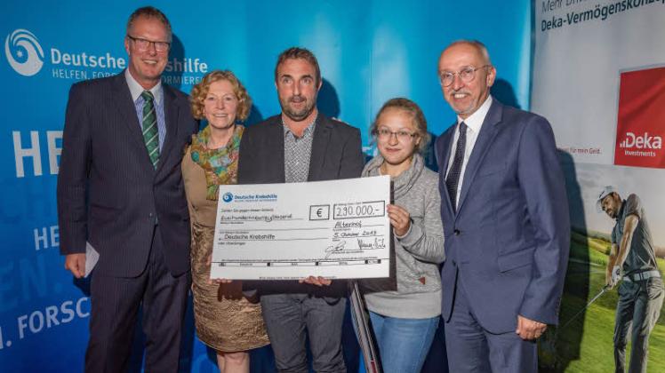 Einen großen 290.000-Euro-Scheck für die Deutsche Krebshilfe: (von links) Jürgen Thede, Brigitte Schlegelberger, Ronny Bialek, Jasmin Klose und Johannes Behrens-Türk. 