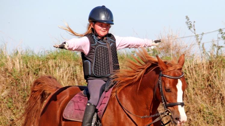 Galoppiert ohne Zügel ihr Pferd Royal: Marie ist erst fünf Jahre alt und hat sogar schon Turniererfahrungen.