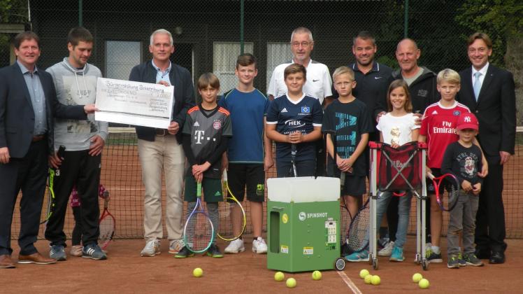 Den Return-Übungen steht beim Boizenburger TC dank einer neuen Tennisball-Wurmaschine nichts mehr im Weg. 