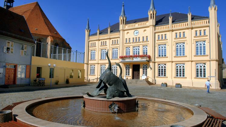 Gänsebrunnen vor Rathaus von Bützow