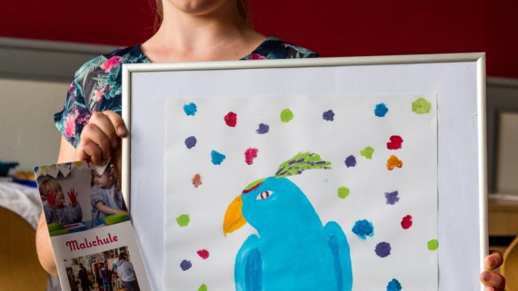 Kleine Künstler ganz groß: Adrienne Ohde aus Grabow beteiligt sich mit ihrem blauen Papagei an der Ausstellung im Zebef Ludwigslust. 