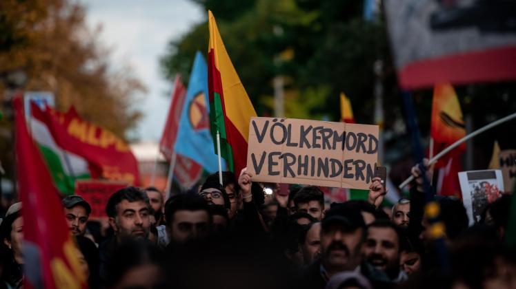 Nicht nur in Rostock wurde am Donnerstag gegen die türkische Syrien-Offensive demonstriert. Das Foto zeigt eine Demo in Duisburg.