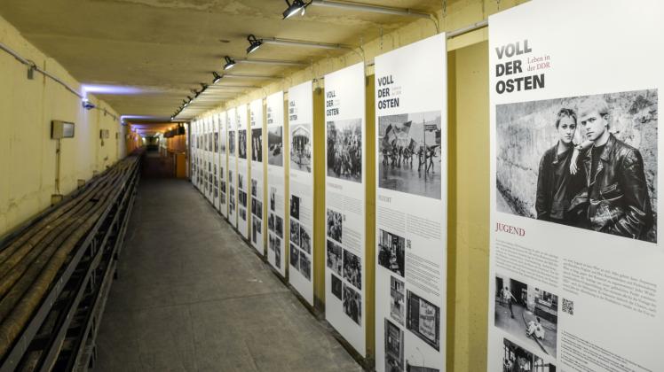 Die Ausstellung „Voll der Osten“, eine Fotoschau der Stiftung Aufarbeitung, ist im ehemaligen Fernmeldebunker des DDR-Postministeriums, der 1984 fertiggestellt wurde, zu sehen. 