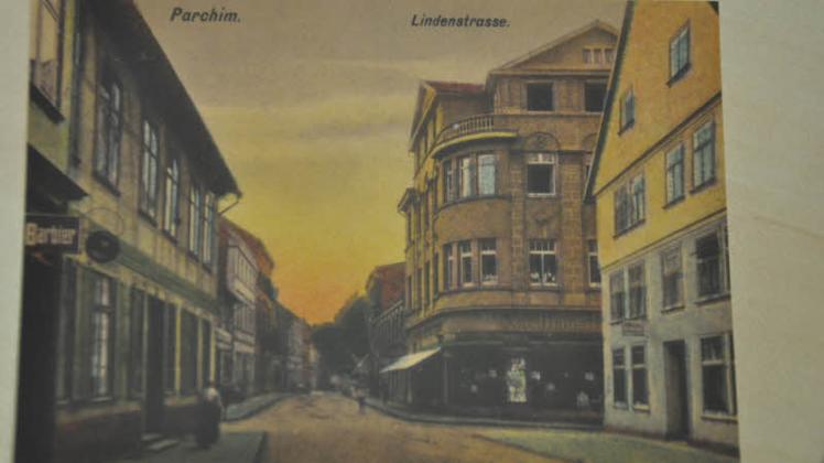 Nachträglich kolorierter Blick in die Lindenstraße um 1920