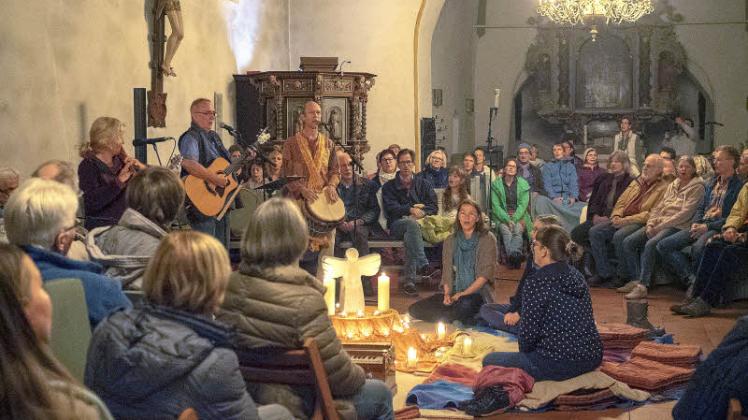 Gemeinsames Singen verbindet und lässt Energien entstehen, die viel Gutes in die Welt bringen, sagen die Organisatoren der Nächte der spirituellen Lieder. In Borby fanden sie zum 7. Mal statt.