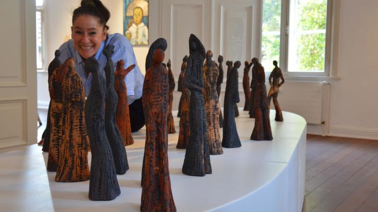 „Die Reisenden“ hat Karin Weißenbacher die 30 Tonfiguren genannt, die in der Ausstellung zu sehen sein werden.