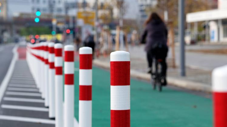 In Berlin existiert bereits ein mit Pollern geschützter Fahrradstreifen.